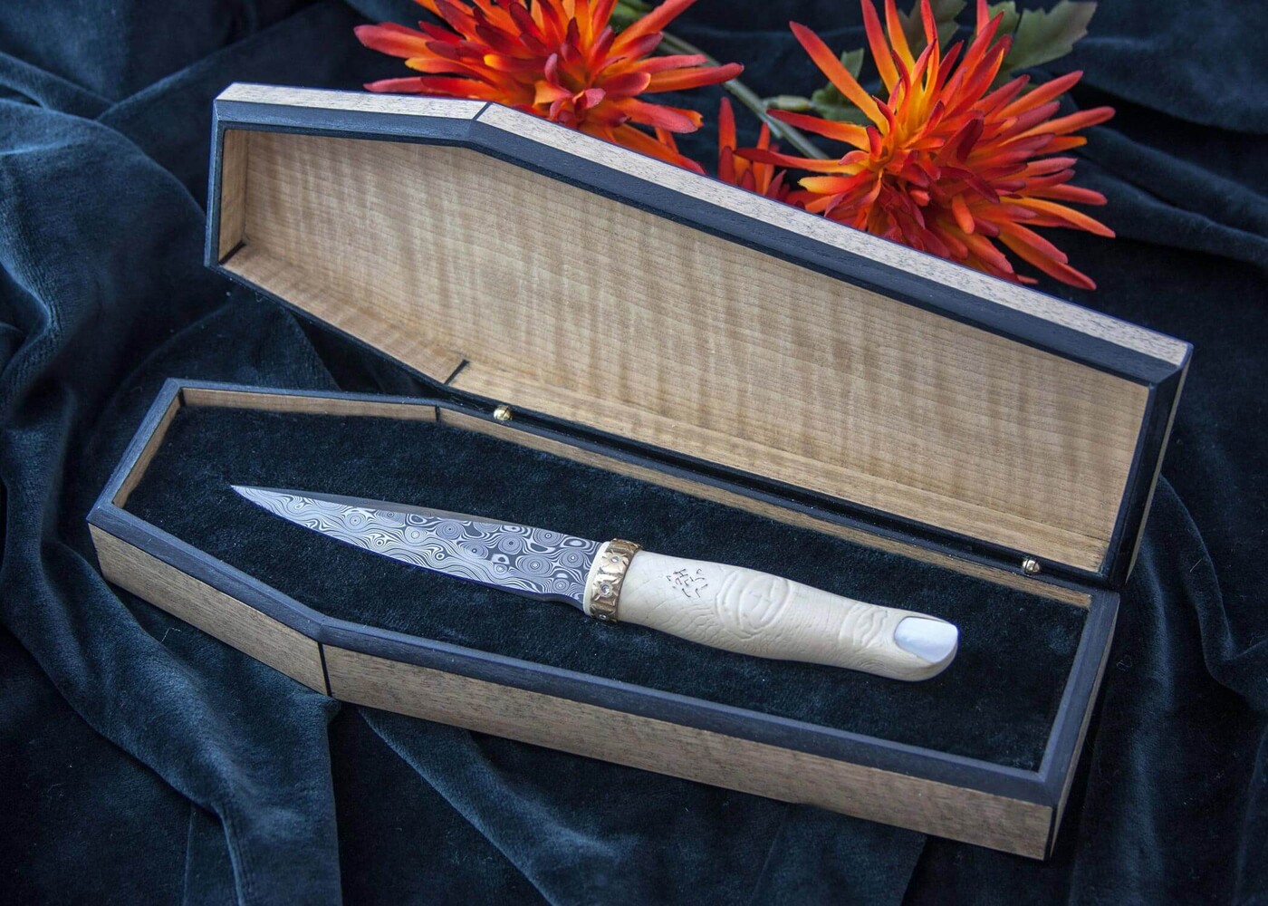 Golden band knife in display box