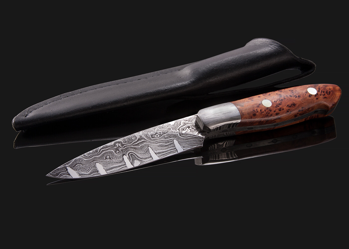 Pukeashun Damascus with Juniperburl and Gold Lip Pearl Inlay Hunter with sheath